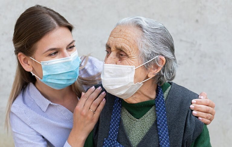 Pruebas aumentan a medida que Estado trabaja en plan para empleados de hogares de ancianos