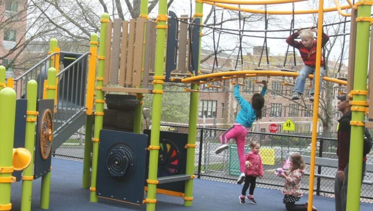Reabren parques infantiles con nuevas reglas debido al COVID-19