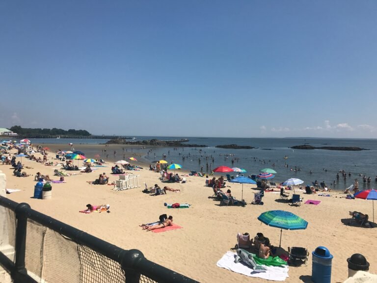 Reabrirán playa pero solo para residentes del área
