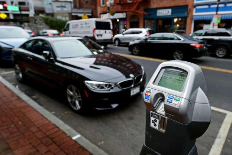 Reanudan cobros de tarifas de estacionamiento
