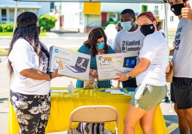 Recolectan computadoras portátiles para estudiantes en necesidad