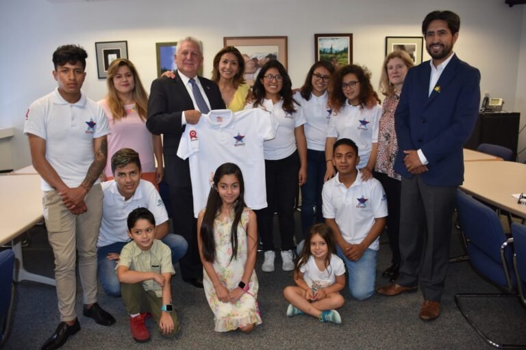 Reconocen a estudiantes hispanos  que completaron programa de arte