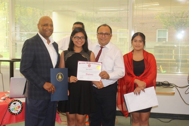 Reconocen a estudiantes peruanos graduados de las escuelas