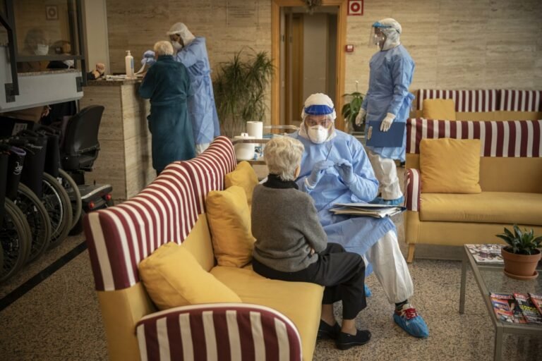 Reducen pruebas a trabajadores de hogares de ancianos