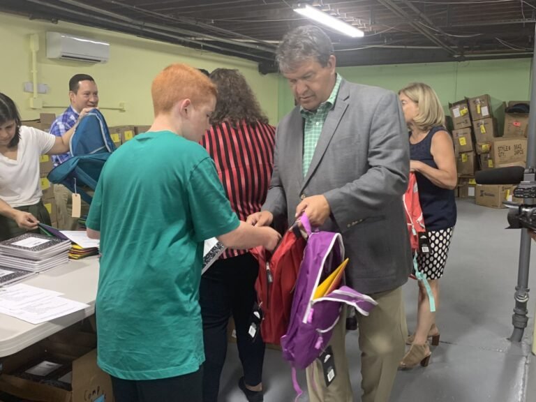 Regalarán útiles escolares a niños de bajos ingresos