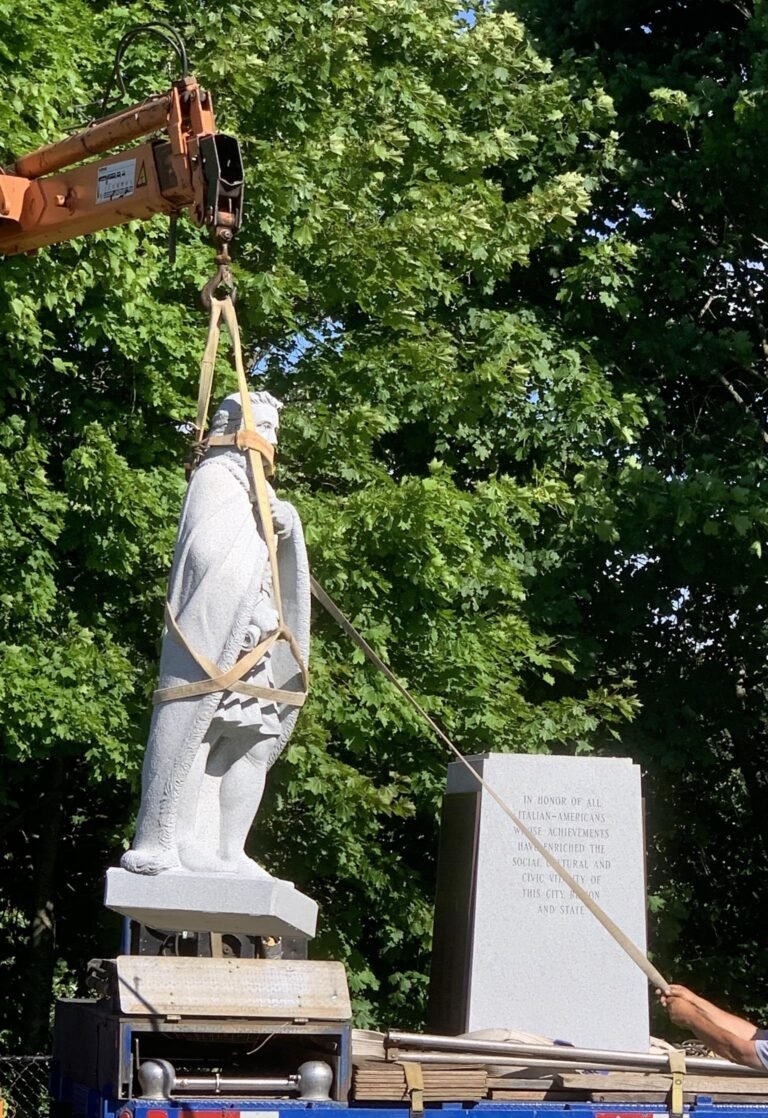 Remueven estatua de Cristóbal Colón de parque