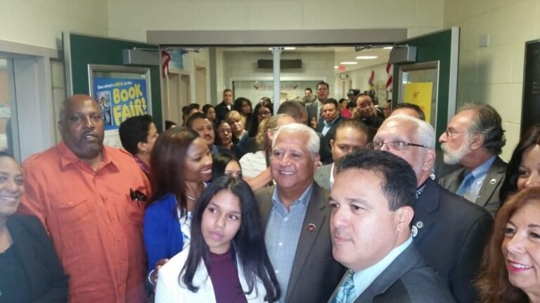 Renombran escuela en honor a defensor de los derechos civiles