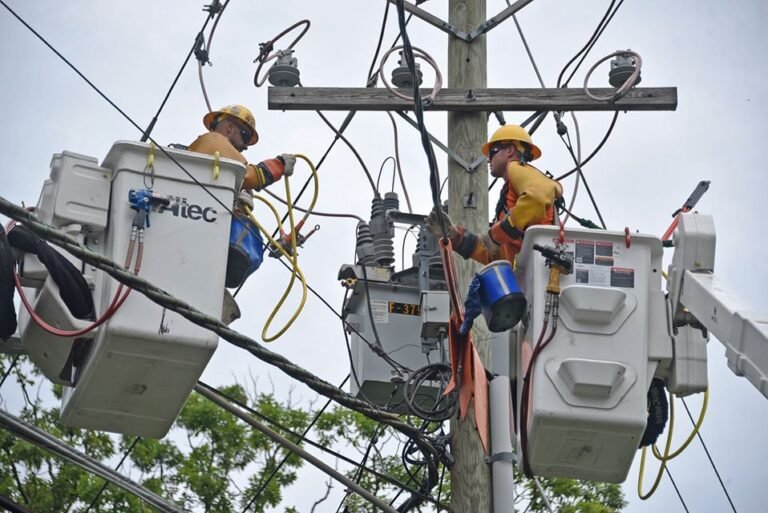 Restauran servicio eléctrico a más de 90 por ciento de hogares afectados por tormenta Isaias