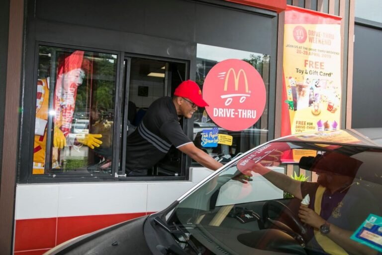 Restaurantes buscan contratar aproximadamente más de 8 mil 700 empleados este verano