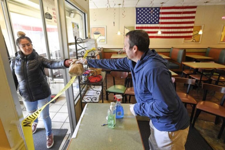 Restaurantes presionan a Gobernador para que se les permita servir en interiores