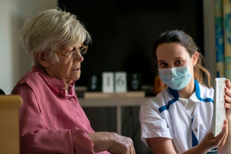 Restricción de visitas en hogares de ancianos sigue afectado a adultos mayores   