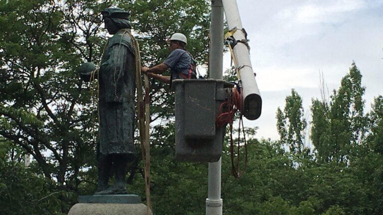Retiran otra estatua de Cristóbal Colón