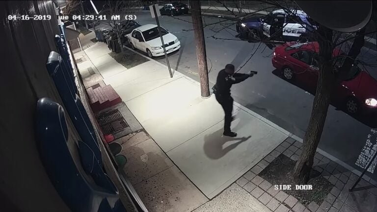 Revelan video de tiroteo que involucró a policía y dejó una mujer herida