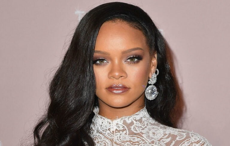 Rihanna diseñará su propio vestido de novia al lado de John Galliano