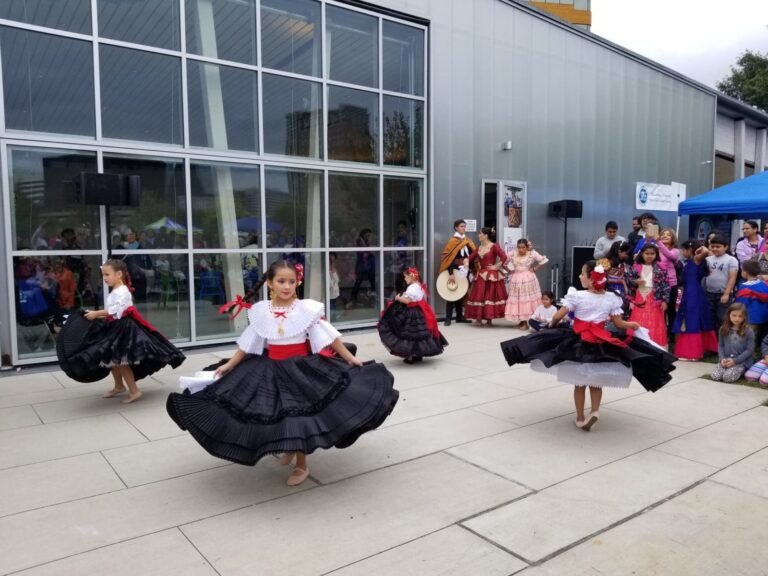 Sabor latino en festival internacional y parada infantil