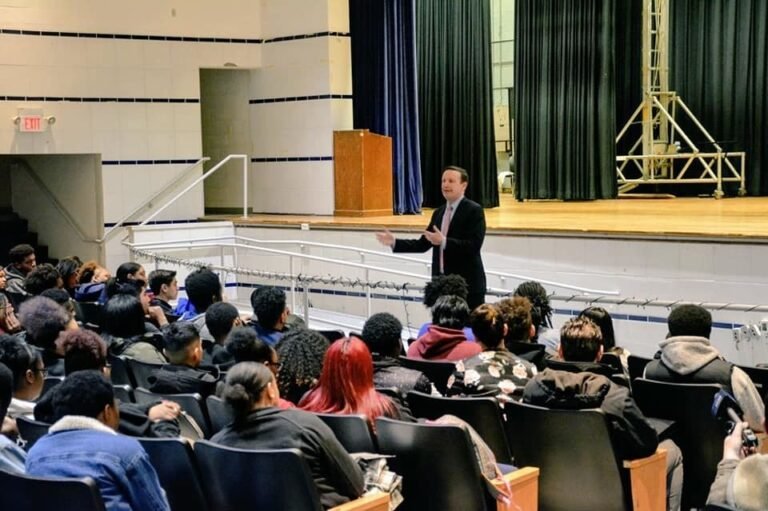 Senador debate de control de armas con estudiantes