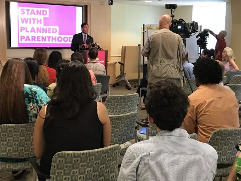 Senador federal se une a apoyo del derecho al aborto