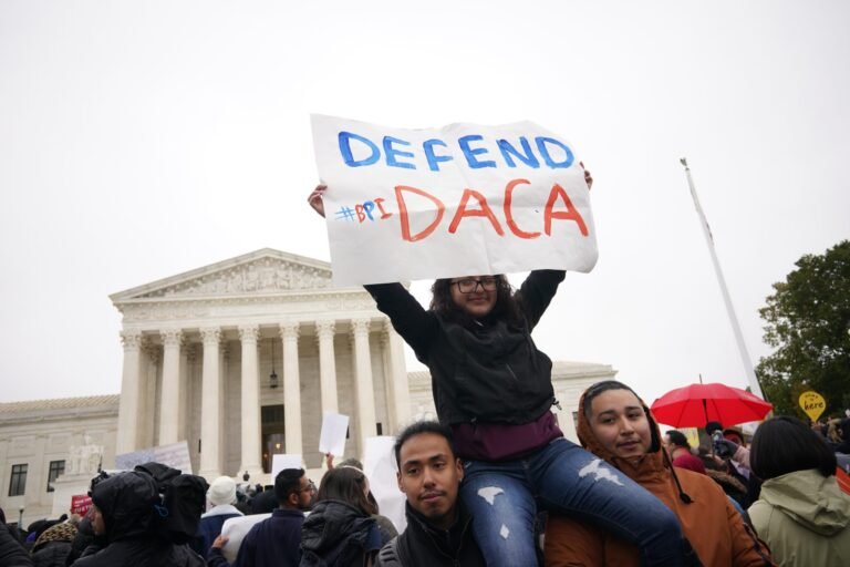 Senadores demócratas piden que estudiantes con DACA accedan a ayuda financiera aprobada por Congreso