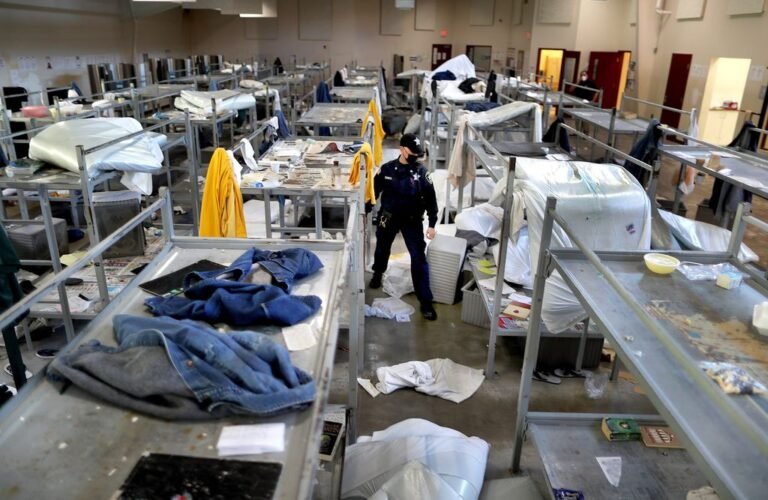 Sheriff y ICE violaron derechos de detenidos y ordenan prueba de COVID-19