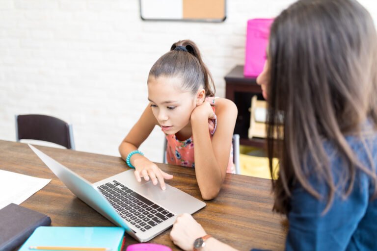 Sin acceso a internet hispanos sufren para recibir atención médica y educación
