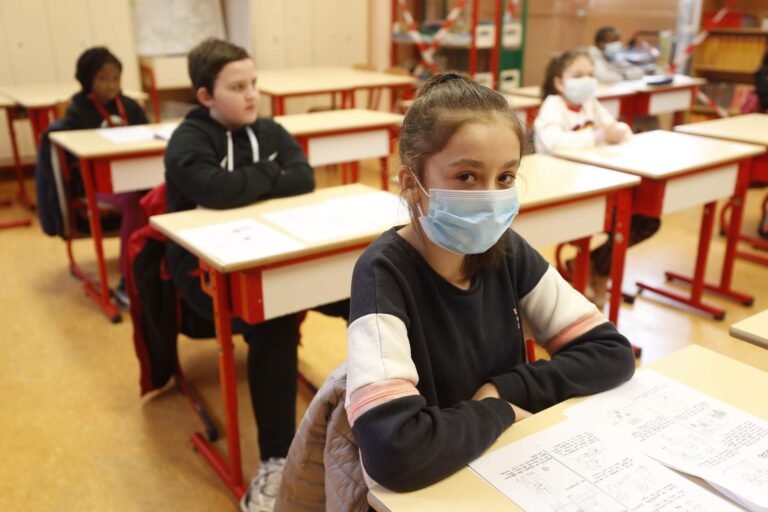 Sindicato de maestros advierte que reapertura escolar necesita más precauciones y financiación