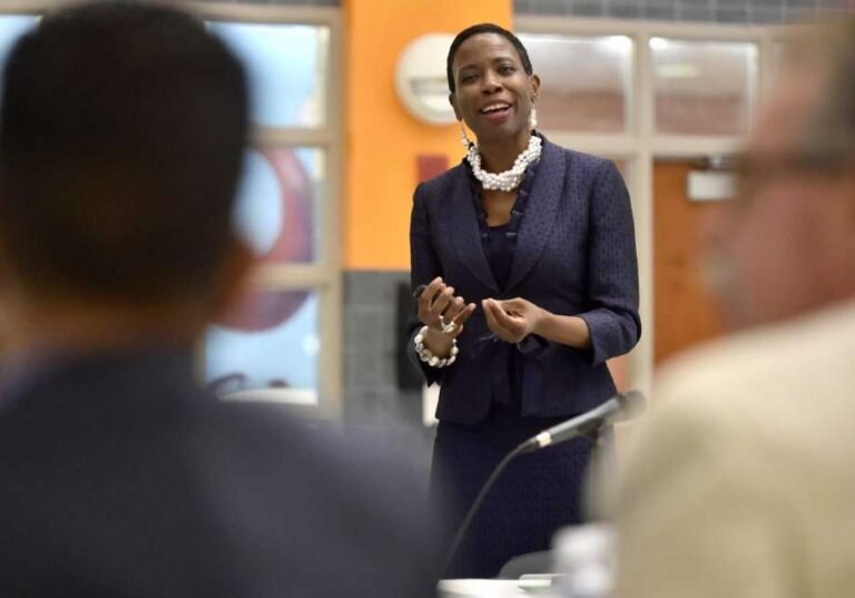 Superintendente firma acuerdo de separación con Junta de Educación