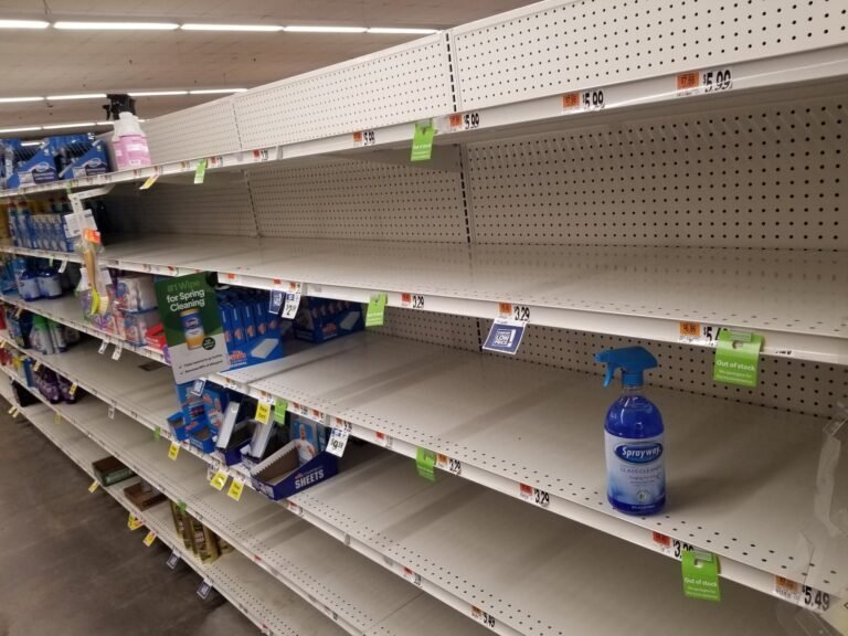 Después de período de escasez supermercados comienzan a surtirse nuevamente de productos de limpieza y desinfectantes