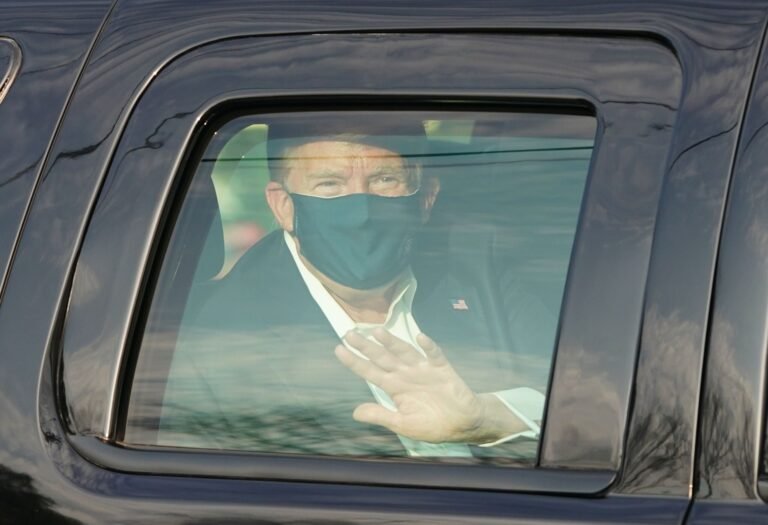 Trump sale del hospital Walter Reed en coche para saludar a sus seguidores