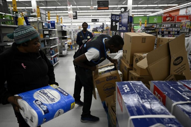 Tiendas de comestibles se enfrentan a ola de visitantes “sin precedentes”