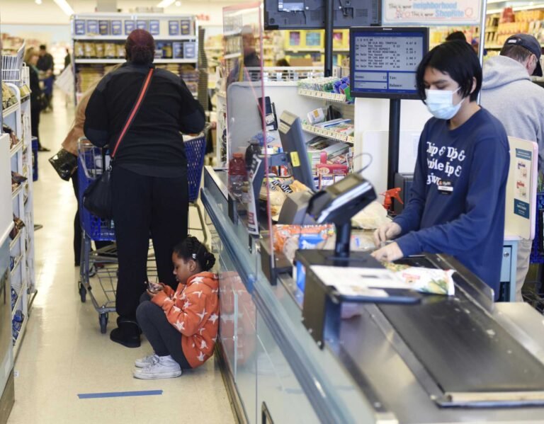 Trabajadores de tiendas de comestibles deben ser clasificados como primeros respondedores, señala sindicato