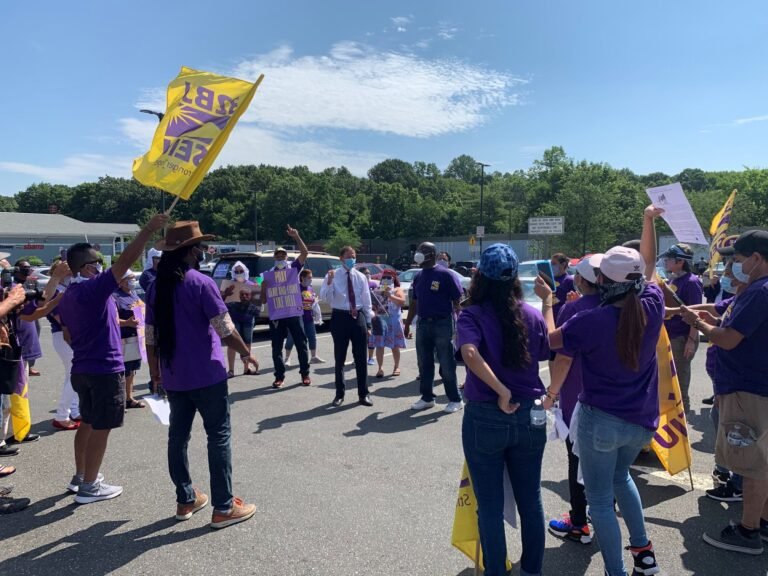Trabajadores esenciales piden justicia racial y económica en Día Nacional de Acción