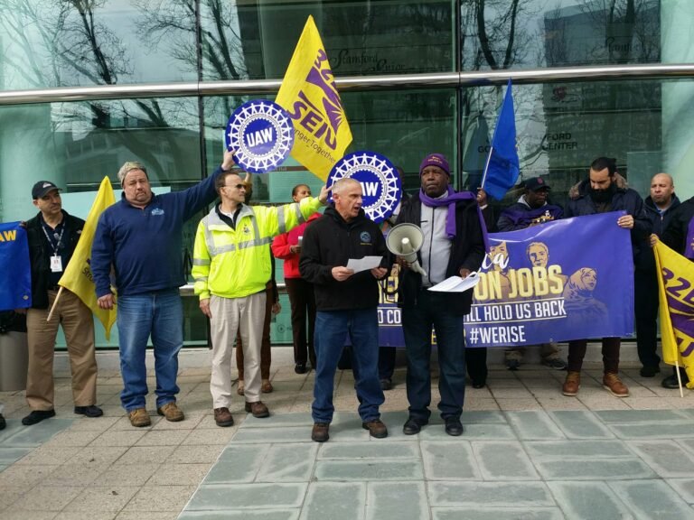 Trabajadores protestan para defender sus derechos sindicales