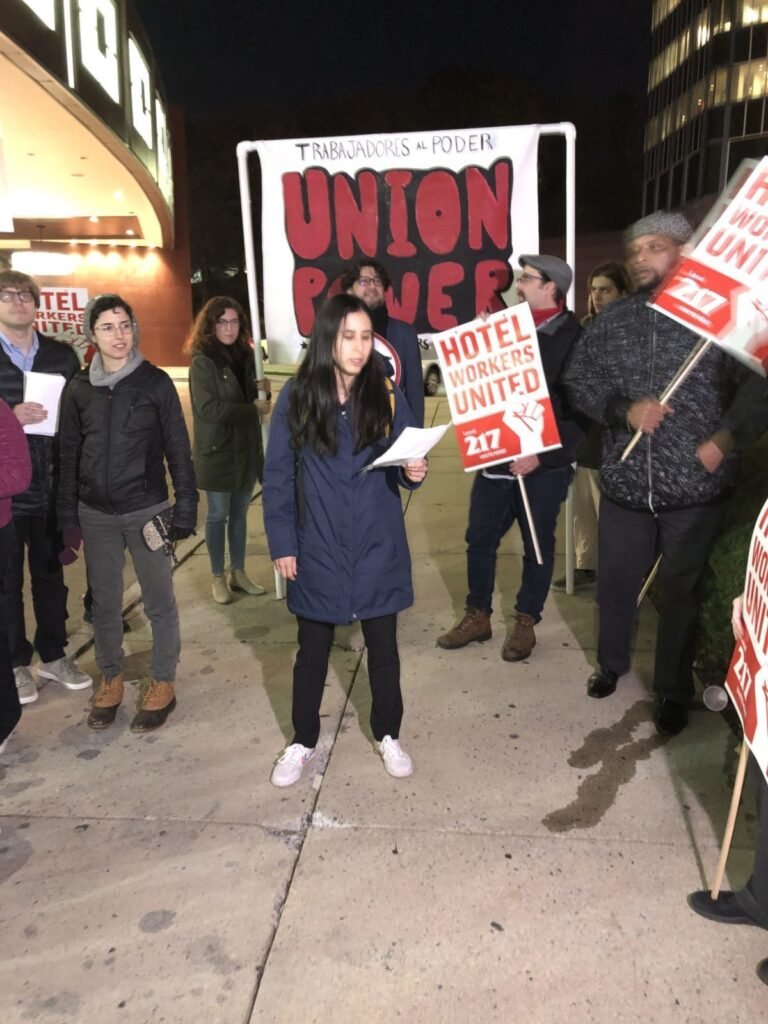 Trabajadores protestan por inseguridad laboral en hotel