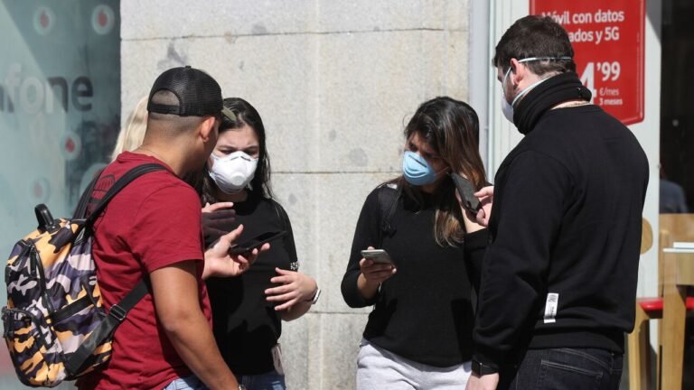 Tras aumento de casos de COVID-19 en jóvenes, Gobernador pide mayor vigilancia y aplicación de la ley