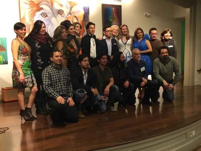 Un éxito apertura de exposición para exaltar aporte de inmigrantes latinos