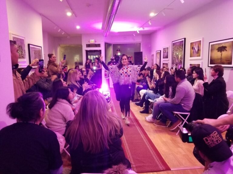 Un éxito desfile de trajes indígenas