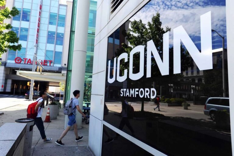 Universidad de Connecticut suspende programa de matrícula gratuita para familias de bajos ingresos