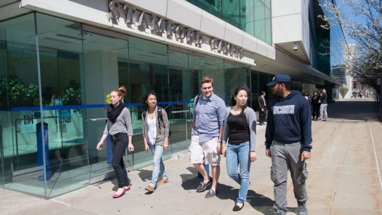 Universidades de Connecticut quieren planificar desde ya el regreso a clases en sus campus