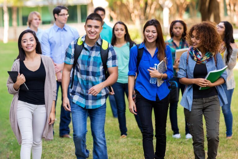 Universidades de dos años buscan aumentar matrícula de estudiantes hispanos después de disminución por el COVID-19