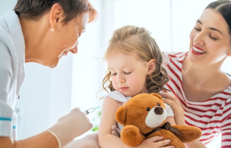 Vacunas gratis para niños sin seguro médico que regresan a la escuela