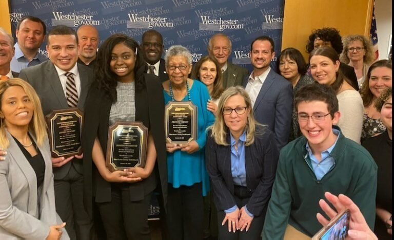 Voluntarios ganan premio por trabajo a favor de niños y familias