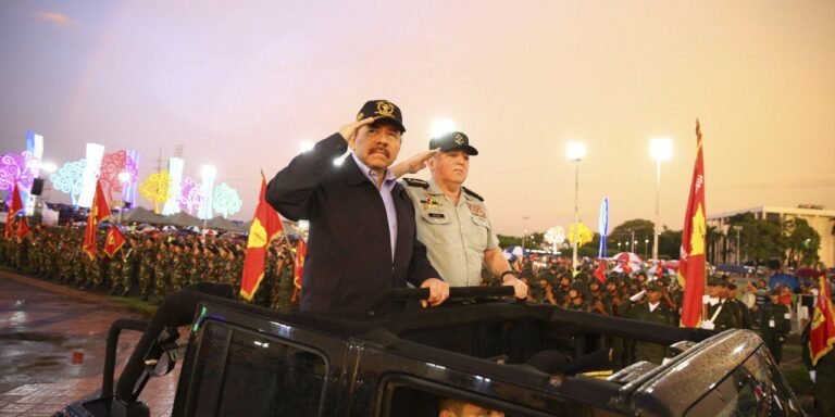 El Ejército de Nicaragua cierra filas con su jefe, sancionado por EEUU