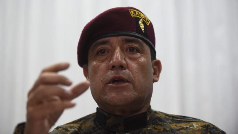 Arrestan al exministro de Defensa de Guatemala por el polémico bono militar