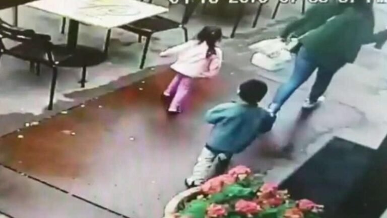 Madre y sus hijos se salvan de ser atropellados por un carro