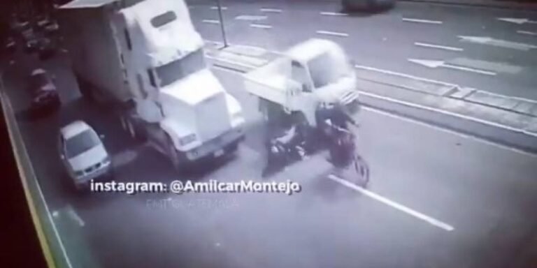 Angustiantes imágenes de motorista al que le pasa un tráiler encima y se salva “milagrosamente”