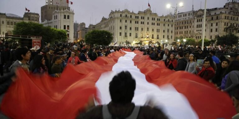 Miles de personas marchan en Lima para pedir la renuncia del fiscal general por corrupción