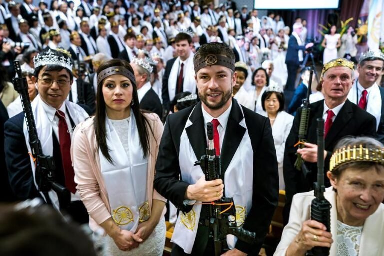 La extraña iglesia donde sus  feligreses portan rifles AR-15