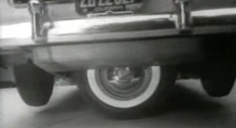 Mujer hace que su auto flote para salir de un espacio reducido, ¿Cómo lo hizo?