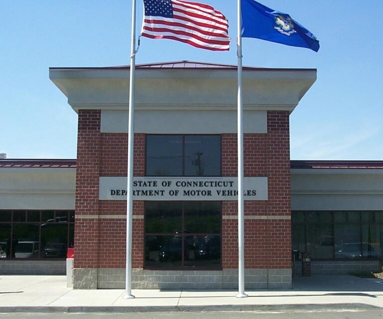 Empleado del DMV acusado de robar y revender automóviles