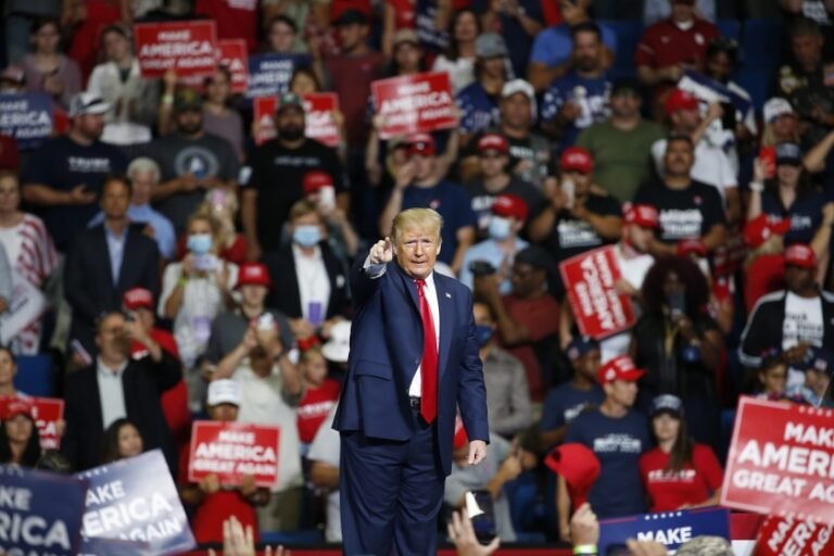 Trump se burla del virus mientras lanza un esprint por la reelección